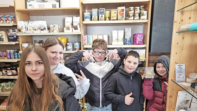Sch&uuml;ler der Klasse 7dM im Weltladen Bad Br&uuml;ckenau