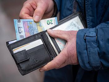 Unfallverursacher gibt Jugendlicher 20 Euro und f&auml;hrt davon