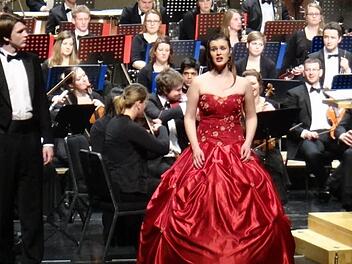Jennifer Wittmann   war in China der Star eines großen Konzert-Galaabends.  Nahezu 4000 Besucher feierten die gebürtige Meschenbacher Sängerin im Anschluss mit stehenden Ovationen. Foto:  Freie Philharmonie Bonn