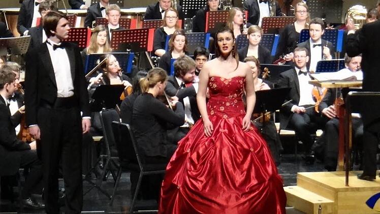 Jennifer Wittmann   war in China der Star eines großen Konzert-Galaabends.  Nahezu 4000 Besucher feierten die gebürtige Meschenbacher Sängerin im Anschluss mit stehenden Ovationen. Foto:  Freie Philharmonie Bonn