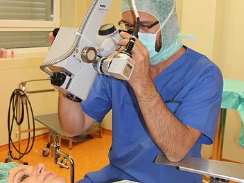 So bekommen die Patienten Klaus Königsreuther im OP zu sehen: hinter seinem Mikroskop.  Foto: Herteux