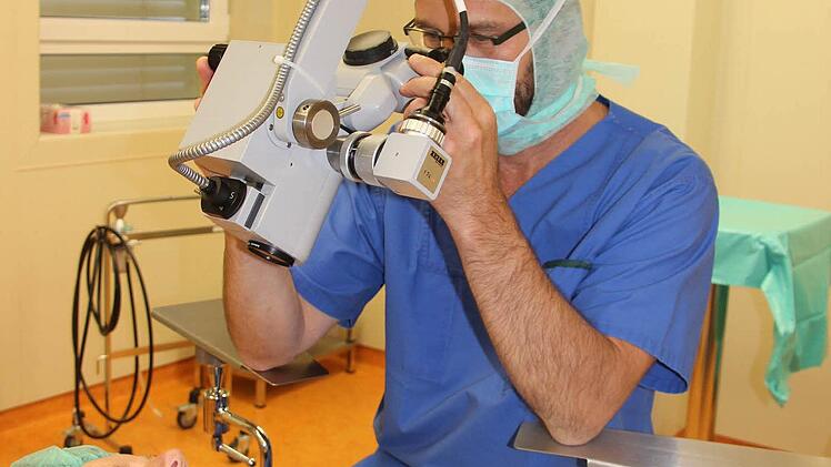 So bekommen die Patienten Klaus Königsreuther im OP zu sehen: hinter seinem Mikroskop.  Foto: Herteux