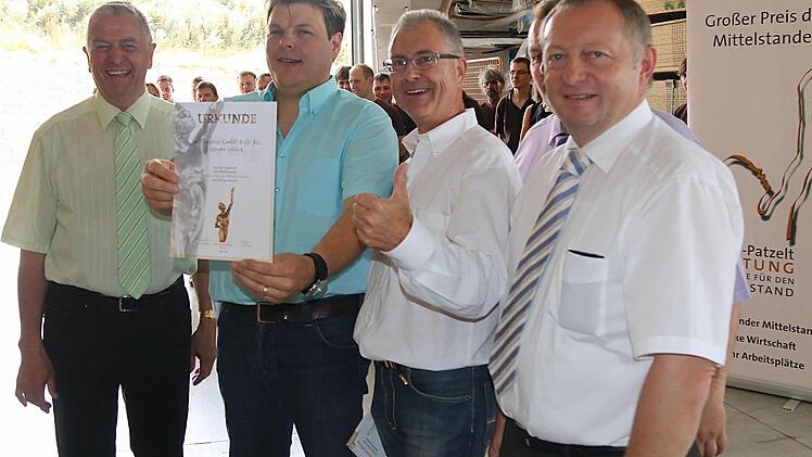 Hohe Auszeichnung für "Holz'akzente": Innungs- und Handwerks-Obermeister Werner Paltian (von links), Unternehmer Matthias Schäfer, Servicestellenleiter der Oskar-Patzelt-Stiftung, Robert Knitt, und Landrat Thomas Bold bei der Preisverleihung . Foto: Gerd Schaar