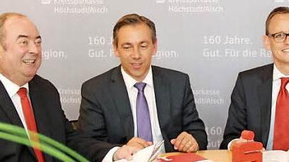 Verwaltungsratsvorsitzender Landrat Alexander Tritthart (M.) stellte das neue Führungsduo vor: Reinhard Lugschi (l.) ist der Chef der Höchstadter Sparkasse, Thomas Pickel rückt in den Vorstand nach. Foto: J. Blum