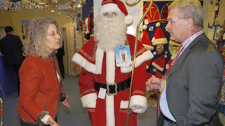 Neu im Müller-Sortiment sind ausschließlich in Neustadt gefertigte, sehr hochwertige Nikolausmäntel. Oberbürgermeister Frank Rebhan liebäugelte gleich damit, so einen Mantel für den Neustadter Nikolaus zu erstehen.  Foto: Berthold Köhler