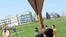 Im Hintergrund: Das Bezirksklinikum Obermain