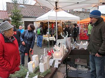 Hauptsächlich handwerklich gefertigte Sachen werden beim Weihnachtsmarkt in Euerdorf angeboten. In diesem Jahr fand der Markt zum dritten Mal statt. Foto: Doris Bauer