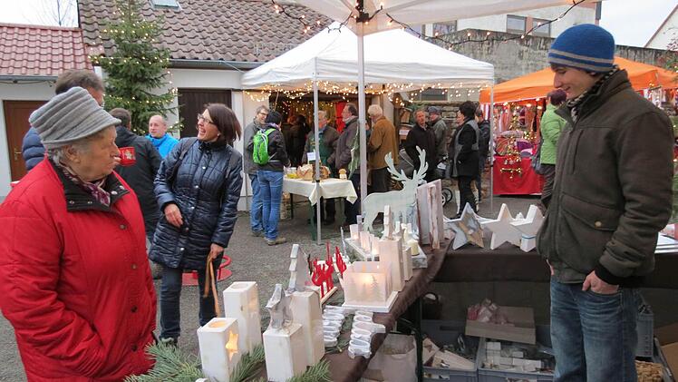 Hauptsächlich handwerklich gefertigte Sachen werden beim Weihnachtsmarkt in Euerdorf angeboten. In diesem Jahr fand der Markt zum dritten Mal statt. Foto: Doris Bauer