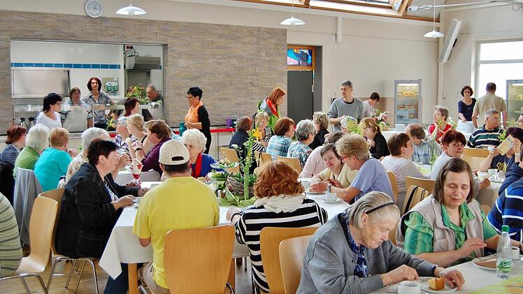 Zum Plausch bei Kaffee und Kuchen feierte man in der Cafeteria und im Party-Zelt. Foto: Sigismund von Dobschütz
