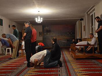 Nach dem Fastenbrechen versammelten sich die Muslime des "T&uuml;rkisch-Islamischen Vereins Neustadt bei Coburg" in den Gebetsr&auml;umen in den oberen Stockwerken in der Austra&szlig;e zum Nachtgebet. F&uuml;r Frauen und M&auml;nner gibt es getrennte Gebetsr&auml;ume. Foto: Sandra Hackenberg