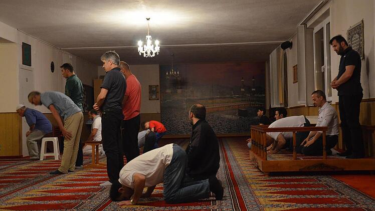 Nach dem Fastenbrechen versammelten sich die Muslime des "T&uuml;rkisch-Islamischen Vereins Neustadt bei Coburg" in den Gebetsr&auml;umen in den oberen Stockwerken in der Austra&szlig;e zum Nachtgebet. F&uuml;r Frauen und M&auml;nner gibt es getrennte Gebetsr&auml;ume. Foto: Sandra Hackenberg