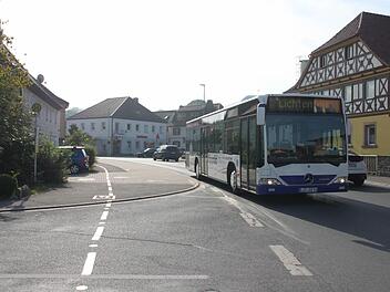 Einstimmig hat der Altenkunstadter Bausausschuss beschlossen, an der Bushaltestelle in der Rechtsanwalt-Krauß-Straße (links im Bild) ein gläsernes Buswartehäuschen zu errichten.  Foto: Stephan Stöckel