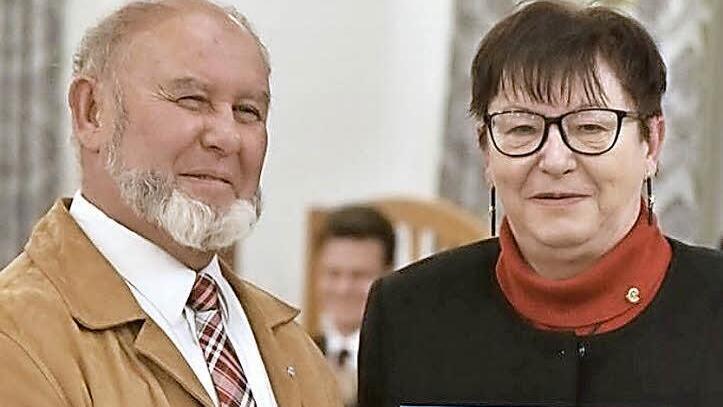 Die Präsidentin Erika Stubenrauch übergab Michael Schulz für sein großes Engagement und seinen unermüdlichen Einsatz für Sehbehinderte und Blinde im Landkreis Haßberge den Förderpreis des Rotary Clubs Haßfurt. Foto: Gerold Snater