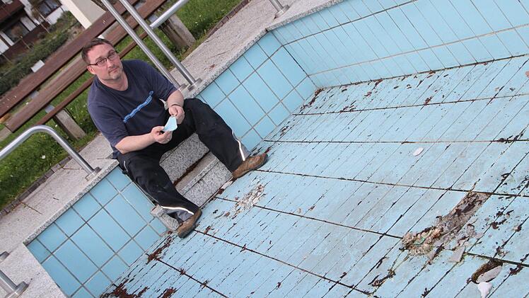 Bloß ein Beispiel für Vandalismus: Hausmeister Thomas Eder entdeckte im vergangenen Frühjahr, dass das Kneippbecken hinter der Georgi-Halle mutwillig beschädigt worden war. Der Schaden wurde bereits im Mai wieder ausgebessert. Foto: Archiv Ulrike Müller