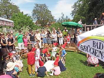 Einige Kinder setzten die Zwergenm&uuml;tzen gleich auf. Foto: Timo Sch&uuml;ckle