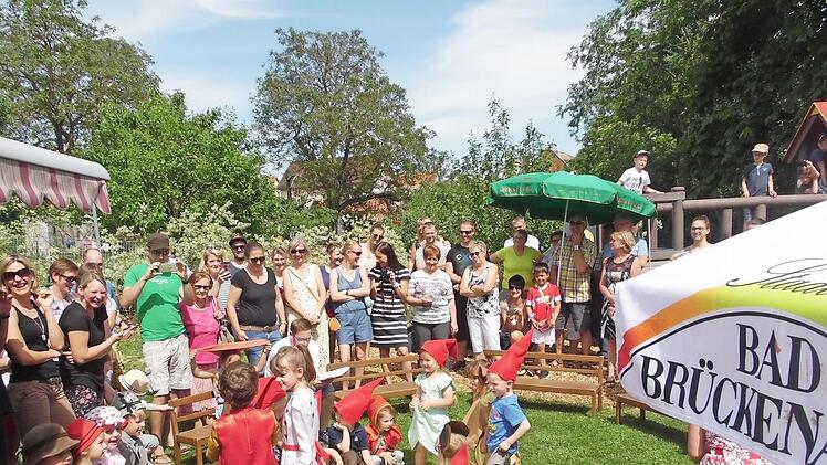 Einige Kinder setzten die Zwergenm&uuml;tzen gleich auf. Foto: Timo Sch&uuml;ckle