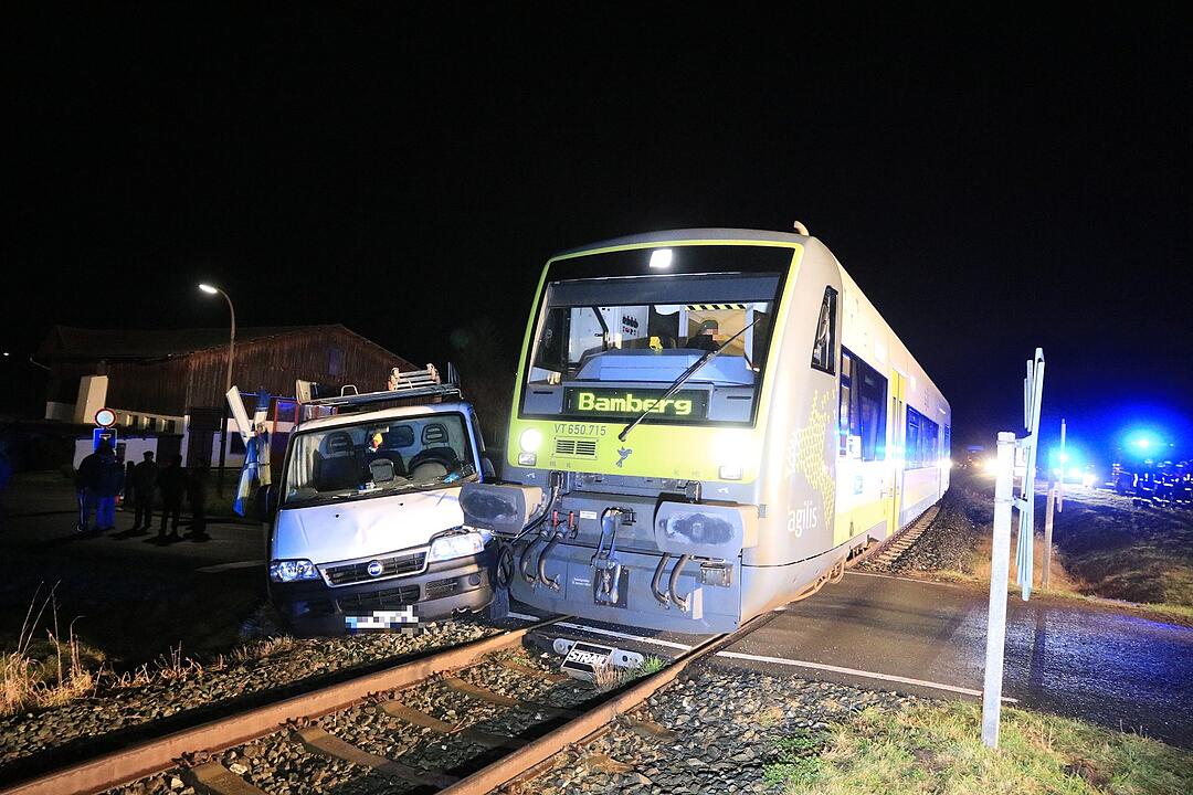 Zug gegen Lieferwagen - Bahnunfall zwischen Bamberg und Ebern