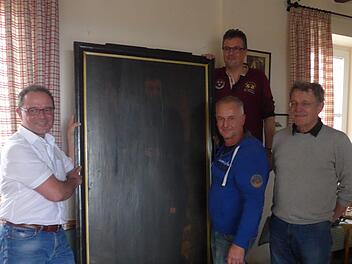 Bei der Abnahme des dunklen Ölbildes in der Gaststube der Klause (v.  l.) Thomas Engel, Restaurator Stefan Löffler und Architekt Herbert Müller, hinten steht Klausenwirt Gottfried Schmitt.p