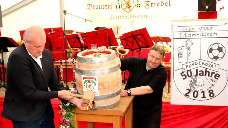Mit dem Anzapfen des ersten Fasses wurde die Kerwa offiziell eröffnet. Foto: Johanna Blum