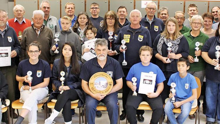 Siegerehrung des Kameradschaftsschie&szlig;ens: Das Bild zeigt die Sieger mit Drittem B&uuml;rgermeister Winfried Weinbeer, Zweitem Schie&szlig;wart Reimund Bargel, Vorsitzendem Thomas Lang, Schie&szlig;wart Mario Bartsch und Hans Bunzelt mit der Ehrenscheibe f&uuml;r den besten Tiefschuss. Foto: Hilmar Sch&uuml;tz