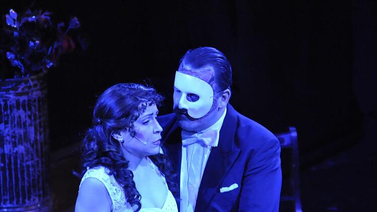 Schauerlich: Das Phantom der Opfer (Eugene F. Raggio), das von Christine (Magdalena Moty) geliebt werden will. Peter Klopf