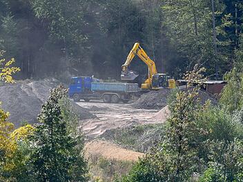 Wo illegal der Wald gerodet und Asphalt abgelagert wurde, befüllt ein Bagger nun einen Lkw. ...Fotos: Ronald Rinklef
