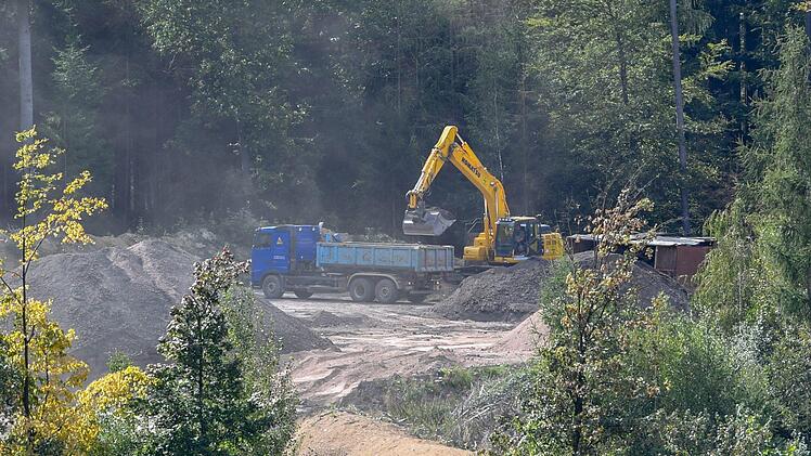 Wo illegal der Wald gerodet und Asphalt abgelagert wurde, befüllt ein Bagger nun einen Lkw. ...Fotos: Ronald Rinklef