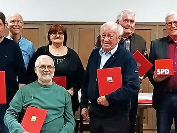 Bei der Jubilarehrung (von links) Stephan Starost, stellv. Ortsverbandsvorsitzender, Jubilar S&uuml;kr&uuml; Taskin, Erster B&uuml;rgermeister Gerd Schneider, die Jubilare Hans Klinker, Silvia Bleier, Heinrich Bauer, Werner Hofmann, Vorsitzender Manfred Schrauder und MdB Andreas Schwarz  Foto: p
