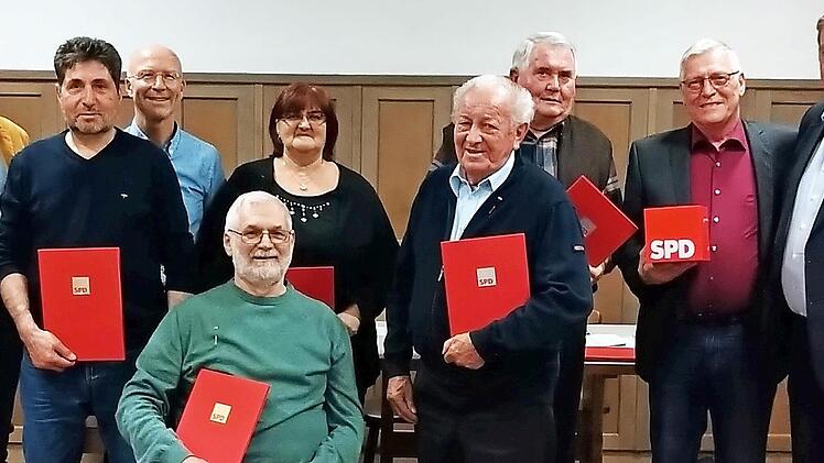Bei der Jubilarehrung (von links) Stephan Starost, stellv. Ortsverbandsvorsitzender, Jubilar S&uuml;kr&uuml; Taskin, Erster B&uuml;rgermeister Gerd Schneider, die Jubilare Hans Klinker, Silvia Bleier, Heinrich Bauer, Werner Hofmann, Vorsitzender Manfred Schrauder und MdB Andreas Schwarz  Foto: p