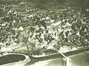 Eine der ersten Luftaufnahmen von Herzogenaurach stammt aus dem Jahr 1920. Der Stadtweiher (links unten) wurde später zum Freibad ausgebaut. Die Hühnerhaltung war damals in der Stadt nicht weit verbreitet, erfahren wir aus dem Amtsblatt. Foto: Postkartenbuch Herzogenaurach