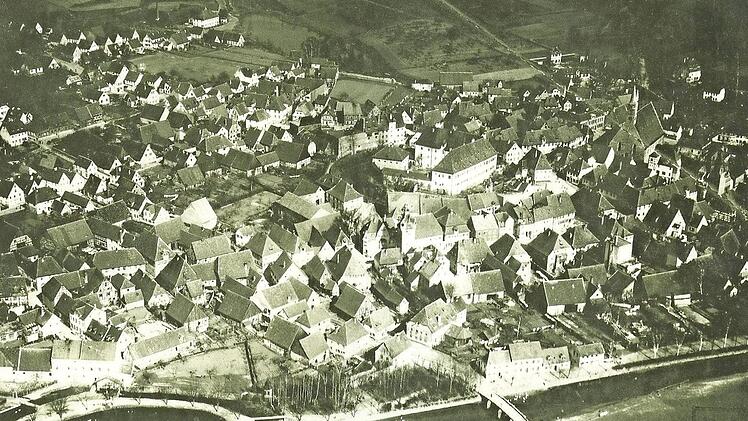 Eine der ersten Luftaufnahmen von Herzogenaurach stammt aus dem Jahr 1920. Der Stadtweiher (links unten) wurde später zum Freibad ausgebaut. Die Hühnerhaltung war damals in der Stadt nicht weit verbreitet, erfahren wir aus dem Amtsblatt. Foto: Postkartenbuch Herzogenaurach