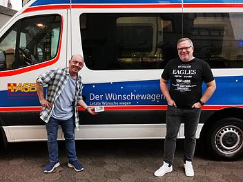 Nürnberg: Wünschewagen fährt begeisterten Fan zu Lieblings-Quizshow - Promis begrüßen den Gast persönlich Nürnberg: Wünschewagen fährt begeisterten Fan zu Lieblings-Quizshow - Promis begrüßen den Gast persönlich