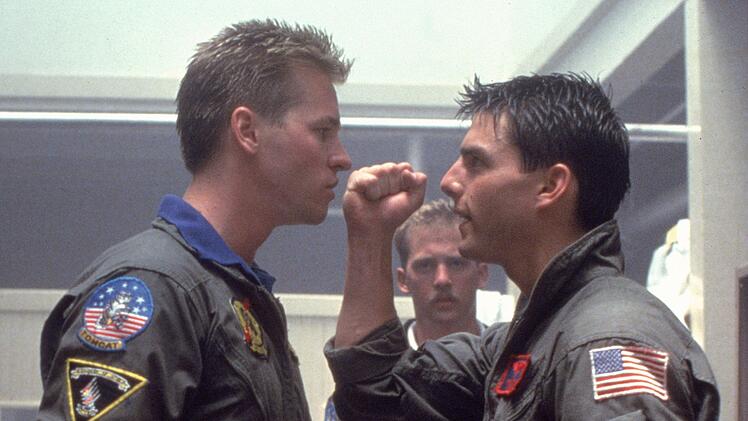 Zwei erbitterte Rivalen machen gute Miene zum b&ouml;sen Spiel: "Maverick" (Tom Cruise, rechts) und sein Dauerkonkurrent "Iceman" (Val Kilmer).