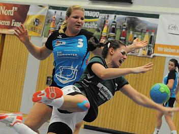 In Schieflage geraten, aber den Absturz vermieden: Flugeinlage von Sabrina Kleinhenz (vorne) im Spiel gegen den Mitaufsteiger HSG Dietmannsried/Altusried. Foto: Hopf