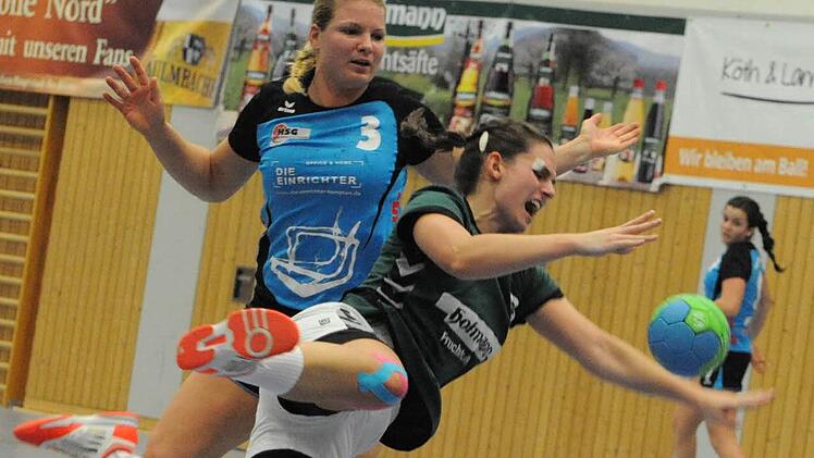 In Schieflage geraten, aber den Absturz vermieden: Flugeinlage von Sabrina Kleinhenz (vorne) im Spiel gegen den Mitaufsteiger HSG Dietmannsried/Altusried. Foto: Hopf