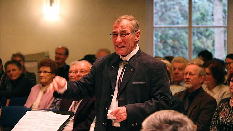 Seit 15 Jahren schwingt Dirigent Erhard Rada den Taktstock für das Seniorenblasorchester. Foto: Gerd Schaar