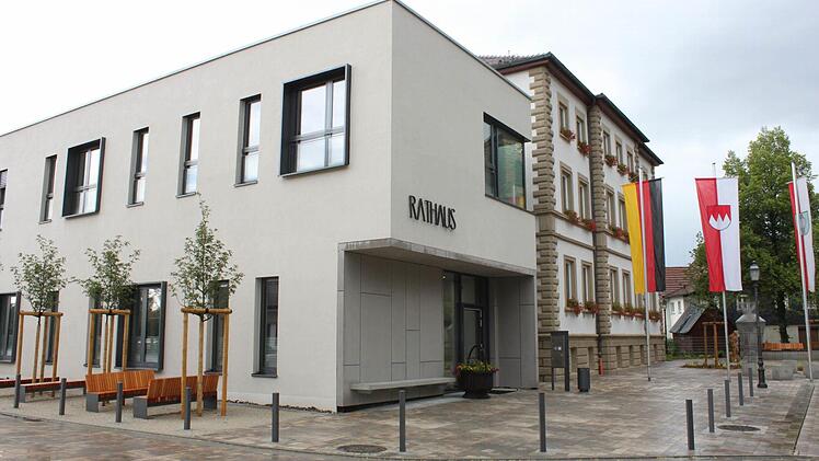 Sitzbänke neben dem Neubau. Auch das Umfeld wurde neu gestaltet.