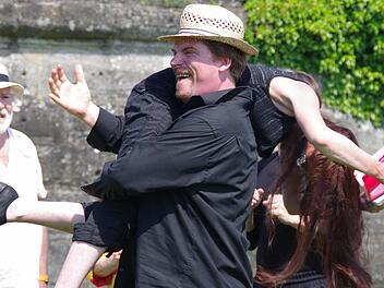 Wolfgang Scheiner (l.) staunt nicht schlecht: Hardy Kistner schleppt Regisseurin und Darstellerin Heidemarie Wellmann in einer Szene aus "Der Widerspenstigen Zähmung" ab. Foto: Marco Meißner
