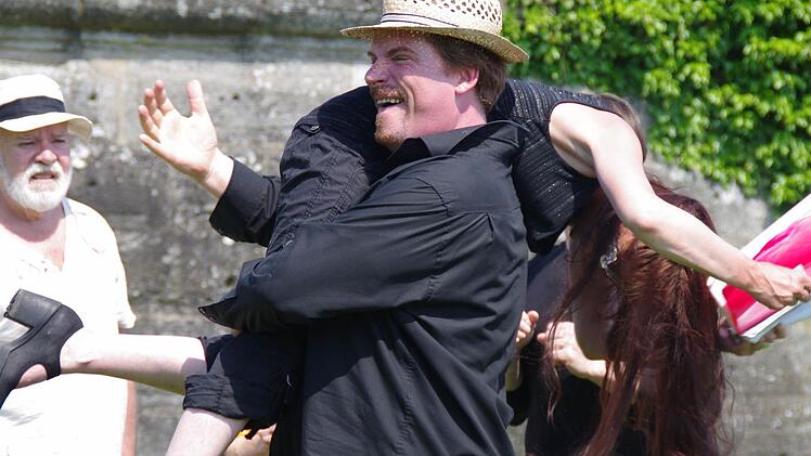 Wolfgang Scheiner (l.) staunt nicht schlecht: Hardy Kistner schleppt Regisseurin und Darstellerin Heidemarie Wellmann in einer Szene aus "Der Widerspenstigen Zähmung" ab. Foto: Marco Meißner
