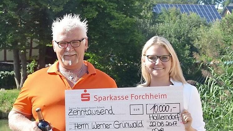 Sabrina Först überraschte Werner Grünwald mit einem großen Scheck über 10 000 Euro.  Foto: Sparkasse