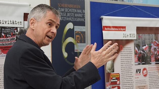 Seit gestern gastiert an der Heinrich-Thein-Berufsschule in Ha&szlig;furt die Ausstellung "Rechtsradikalismus in Bayern", die vom Gesch&auml;ftsf&uuml;hrers des Bayerischen B&uuml;ndnisses f&uuml;r Toleranz Martin Becher er&ouml;ffnet wurde.Sabine Weinbeer