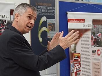 Seit gestern gastiert an der Heinrich-Thein-Berufsschule in Haßfurt die Ausstellung "Rechtsradikalismus in Bayern", die vom Geschäftsführers des Bayerischen Bündnisses für Toleranz Martin Becher eröffnet wurde.Sabine Weinbeer