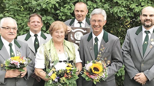 Links: Regentschaft (von links) 2. Ritter Walter Schmid, Oliver Schulz, Schützenkönigin Erika Eck, Gewinner Königspokal Reinhard Mohr, 1. Ritter Michael Eck, Sven Klostermann; rechts: Jugendregentschaft, Jedermanngewinner und Volkskönig: (hinten von links): Oliver Schulz, Sven Klostermann, Birgit Angermüller, Volkskönig Sebastian Baselt, Gewinnerin Bürgerschießen Carolin Wawzinek, Michael Eck, (vorne von rechts): 2. Jugendritter Mike Klostermann, Jugendkönig Kay Klostermann, 2. Jugendritterin...