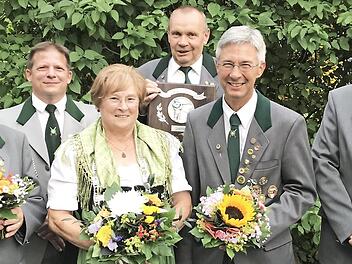 Links: Regentschaft (von links) 2. Ritter Walter Schmid, Oliver Schulz, Schützenkönigin Erika Eck, Gewinner Königspokal Reinhard Mohr, 1. Ritter Michael Eck, Sven Klostermann; rechts: Jugendregentschaft, Jedermanngewinner und Volkskönig: (hinten von links): Oliver Schulz, Sven Klostermann, Birgit Angermüller, Volkskönig Sebastian Baselt, Gewinnerin Bürgerschießen Carolin Wawzinek, Michael Eck, (vorne von rechts): 2. Jugendritter Mike Klostermann, Jugendkönig Kay Klostermann, 2. Jugendritterin...