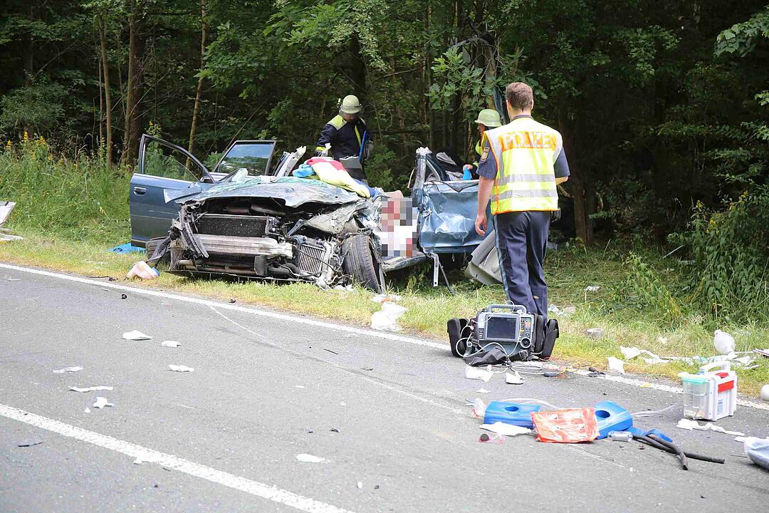 Frontalcrash in Oberfranken: Fahrer bei Unfall eingeklemmt und schwer verletzt