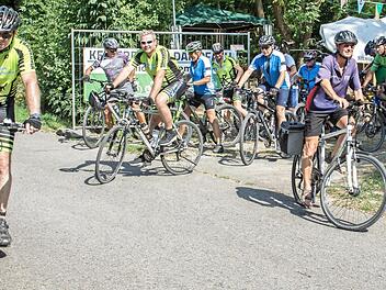 Im Rahmen des Kellerfestes des Radfahr- und Motorclubs Viktoria 1912 Dampfach wurden unter anderem eine Mountainbike-Tour sowie eine Jedermann-Radtour angeboten. Daran nahmen 30 Radfahrer aus dem weiten Umkreis teil. Fotos: Ulrike Langer