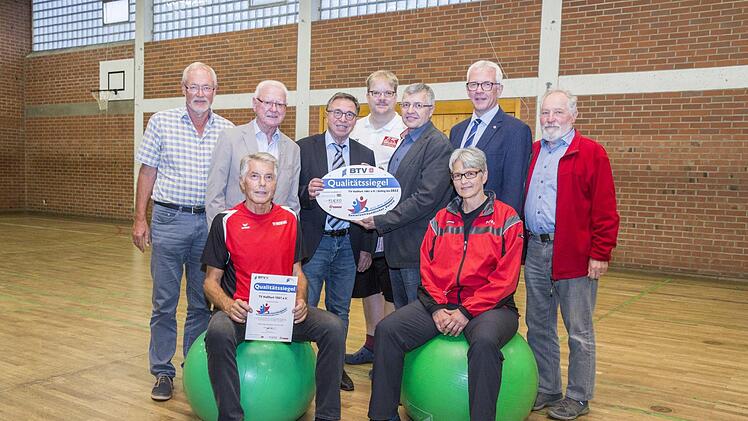 Stolz auf die Verleihung des Qualitätssiegels "Seniorenfreundlicher Verein" sind (hintere Reihe, von links) die beiden Ehrenvorsitzenden Rolf Beinke und Manfred Plötz, Klaus Rehberger (BTV), TVH-Finanzvorstand Andreas Oehrl, TVH-Sportvorstand Gerd Wolf, Bürgermeister Günter Werner und Josef Hornung. In der vorderen Reihe sitzen die beiden TVH-Übungsleiter Walter Kammerath und Petra Benkert. Foto: René Ruprecht