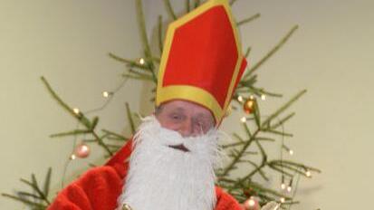 Der Nikolaus (Lothar Düring) verteilte Lob und Tadel und wusste so manche Anekdote zu erzählen.  Annette Warmuth