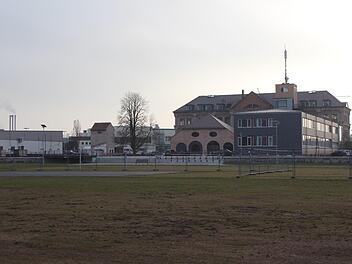 Noch sind das Fu&szlig;ball- und Basketballfeld von Bauz&auml;unen umgeben, aber im Sommer soll  alles  fertig sein, damit die B&auml;lle fliegen und die Skater ihre Tricks zeigen k&ouml;nnen.   Foto: Schiffl