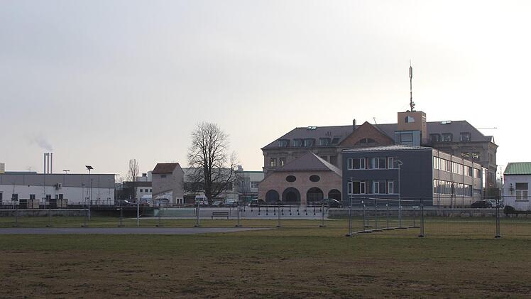 Noch sind das Fu&szlig;ball- und Basketballfeld von Bauz&auml;unen umgeben, aber im Sommer soll  alles  fertig sein, damit die B&auml;lle fliegen und die Skater ihre Tricks zeigen k&ouml;nnen.   Foto: Schiffl